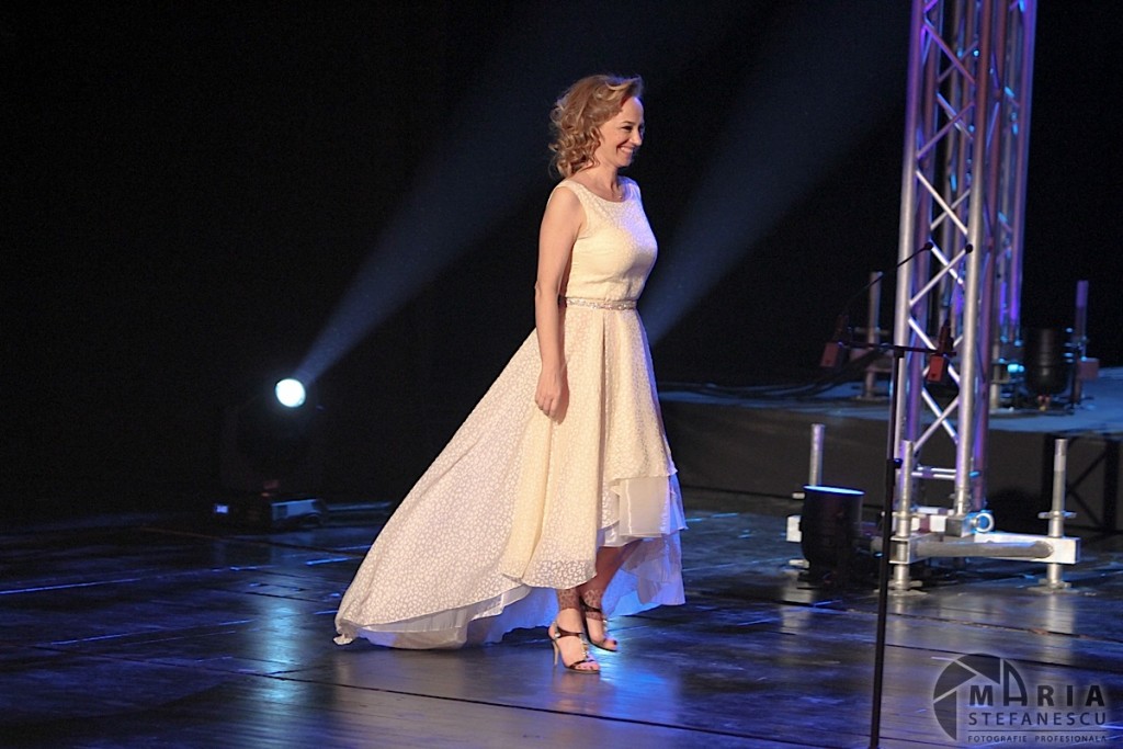 Marina Constantinescu poartă o rochie Simona Semen