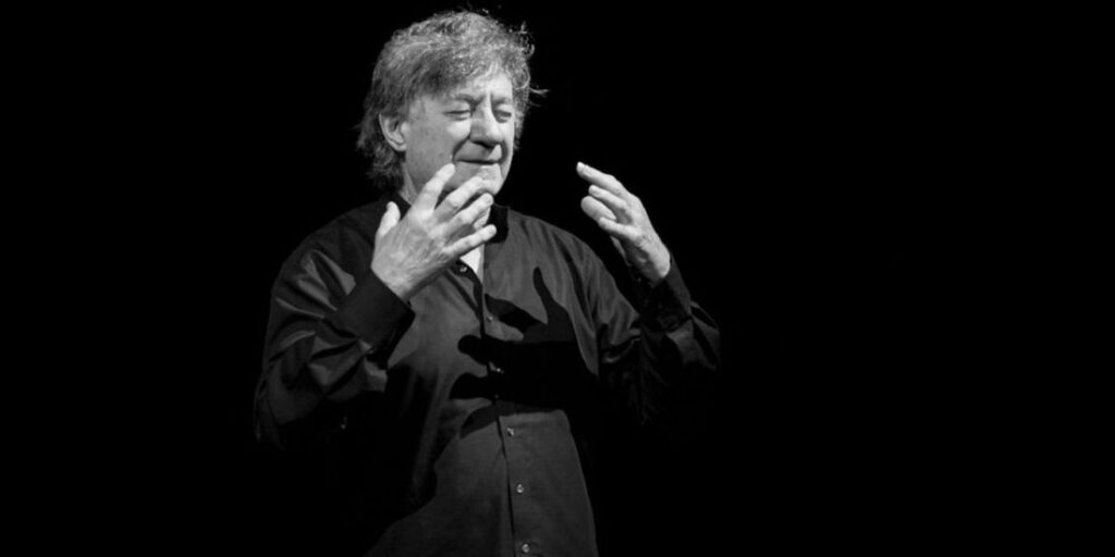 Cuvintele de față nu se doresc doar un omagiu adus personalității lui Ion Caramitru. Cuvintele de față vor să fie o (re)descoperire, o scoatere din ghearele perfide ale unei uitări pe care ne încăpățânăm să o desființăm. Pentru că uitarea, deși proces esențial pentru reglarea emoțională, este amputarea iubirii... Și noi vrem să rămânem întregi, vii în admirație și simț.