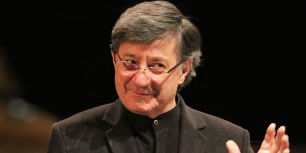  Lumina de început de toamnă, blândă și recunoscătoare, ușor melancolică o atribuim din 2021 încoace momentului când, în drum de la Alba Iulia (Gala HOP) spre București, am aflat vestea care a încremenit o țară întreagă. Vestea care, cu licăriri ca de jăratec, avea să lase un gol imens în sufletele noastre. Vestea că Ion Caramitru a plecat să petreacă un timp în alt spațiu. Să vadă lumea de la margine spre centru și nu invers, cum a făcut-o toată viața. Să o privească cu înțelegere și îngăduință. Și, de ce nu, să renunțe la luptă, să fie un cavaler al fericitei resemnări.