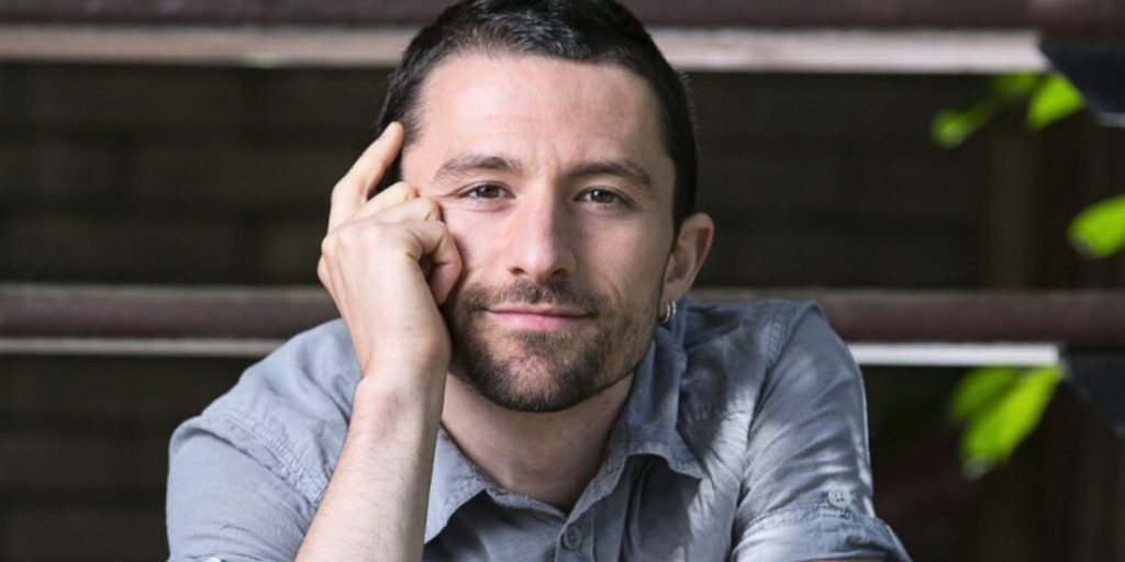 Uniunea Teatrală din România „UNITER” găzduiește pe 9 martie 2026, la ora 12.00, o întâlnire publică cu dramaturgul canadian Étienne Lepage, una dintre vocile relevante ale dramaturgiei contemporane francofone.