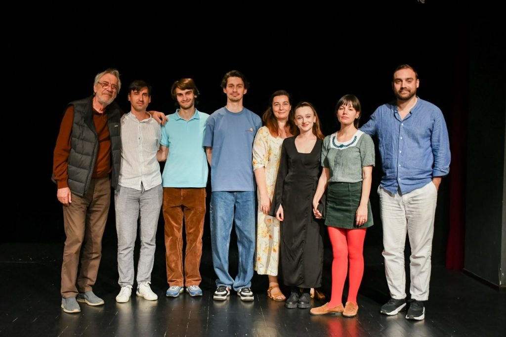 Cea de-a doua ediție a Atelierului de poetică teatrală „Ion Caramitru” s-a încheiat joi, 18 iunie 2026, la Teatrul de Păpuși „Prichindel” Alba Iulia, cu o prezentare publică DEMO, în care actorii participanți au împărtășit publicului o parte din procesul artistic parcurs în cadrul atelierului.